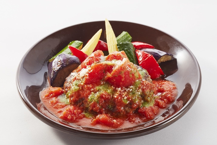 和牛の旨み!豪州産プレミアムビーフ100%ハンバーグ<夏野菜とトマトバジルソース>