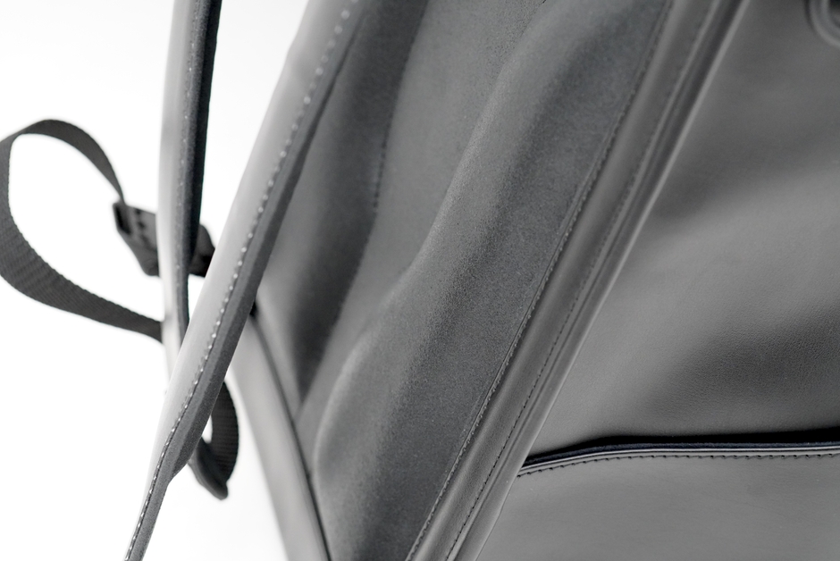 体に触れる部分にはスエード調の人工皮革