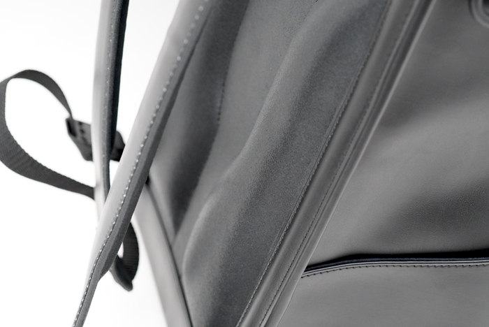 体に触れる部分にはスエード調の人工皮革