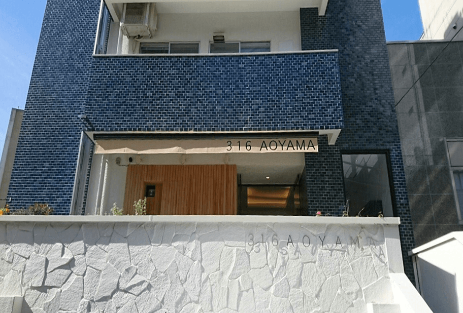 白く塗装された石垣