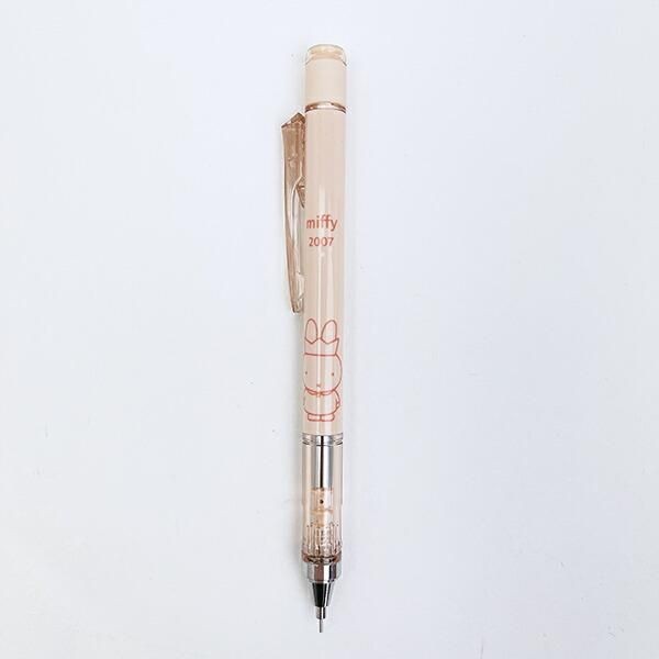 ミッフィーの７０周年記念文具アイテム。大人かわいいカラーリングに歴代のミッフィーのデザインがポイントです。