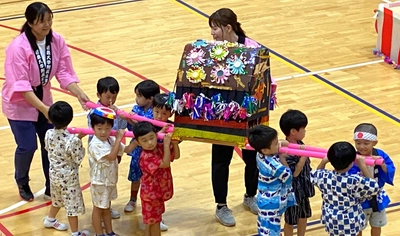 近畿大学附属幼稚園 夏を楽しむ「近幼まつり」を開催　園児が手作りした提灯を飾り、神輿や盆踊りを披露