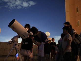 コスモプラネタリウム渋谷・GW特別イベント 「GW宙ガール☆スターパーティ」に協力 施設屋上での星空観望会などを実施