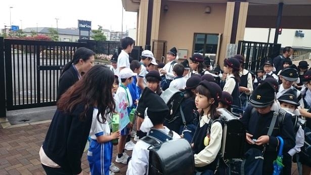 正門前での募金の様子(昨年度)