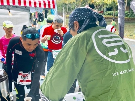 一〇八抹茶茶廊：ウルトラマラソンで抹茶今川焼をランナーに配布