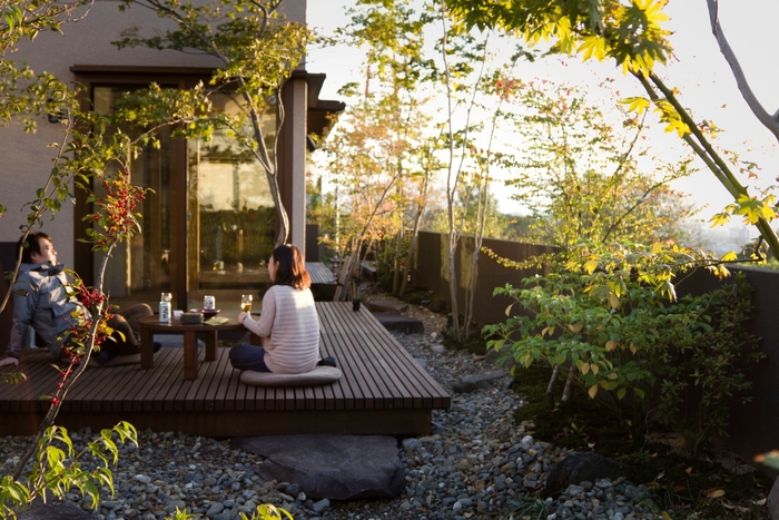 たくさんの木々に囲まれながらウッドデッキで沈む夕日を見ながら晩酌