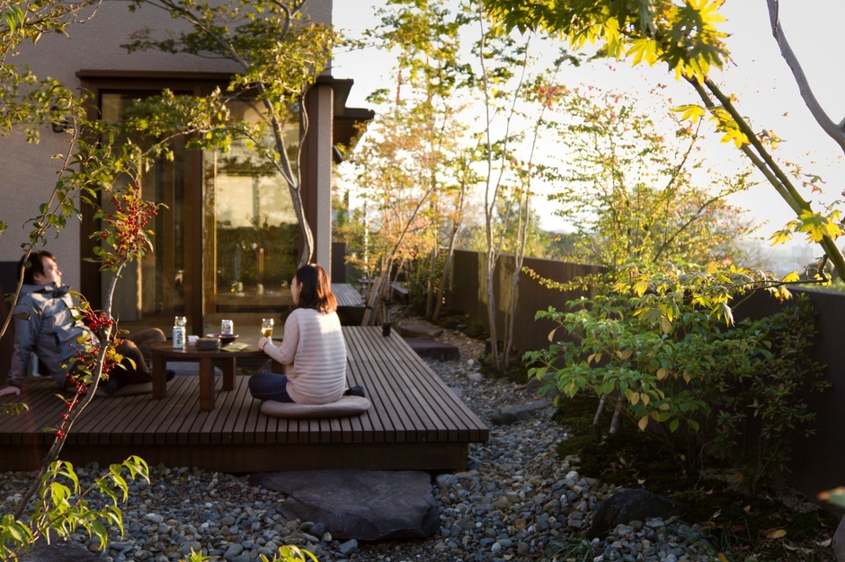 たくさんの木々に囲まれながらウッドデッキで沈む夕日を見ながら晩酌