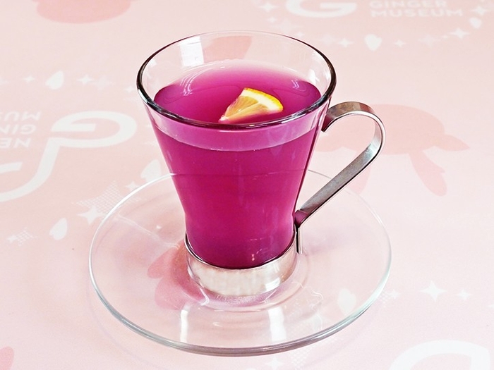 シロップを入れるとブルーからピンクにチェンジ