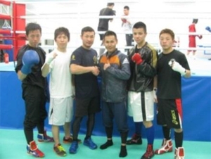 前回の高山選手とのスパーリング時の様子プロデビューする城後選手(右から2人目)