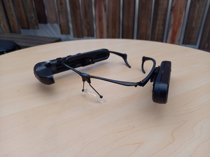 スマートグラスの映像がタブレットに映る