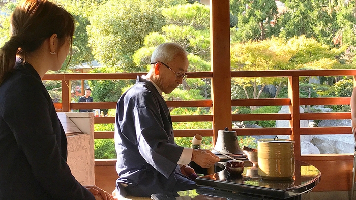 別府 保男氏によるお点前披露