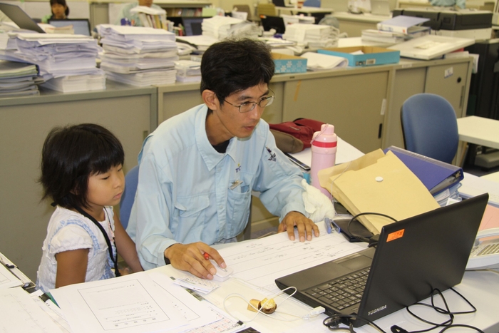 お父さんのデスクで仕事を見学