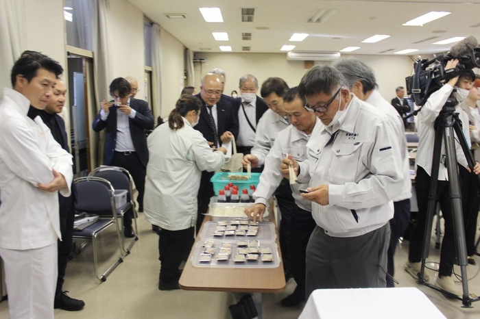 タマカイを試食する町議会議員の皆さん