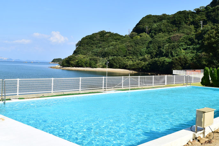 小豆島の海と山々を眺めて楽しめるプール
