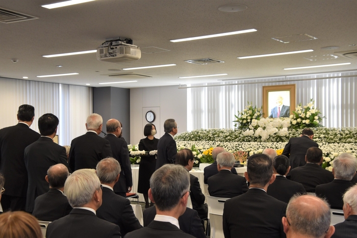 献花する参列者