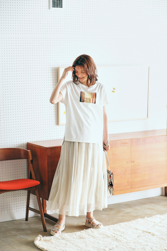 フレンチスリーブプリントTシャツ¥2,637（税込）軽やかで光沢感のあるプリーツスカートを合わせたコーデ