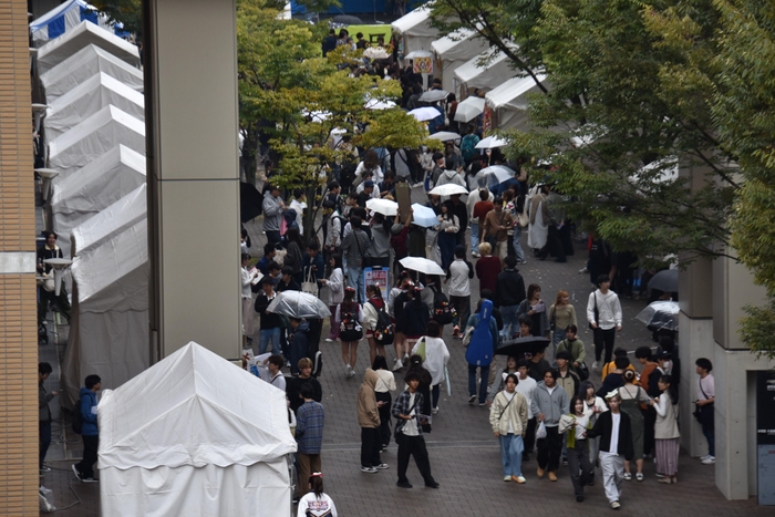 大勢の来場者でにぎわう