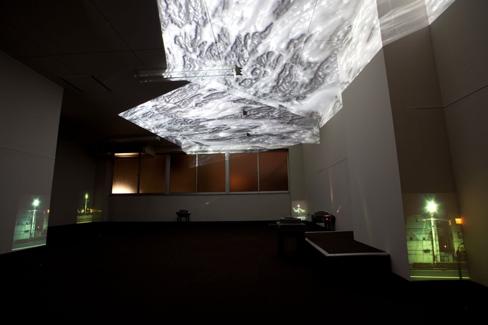 部屋いっぱいに広がる映像作品