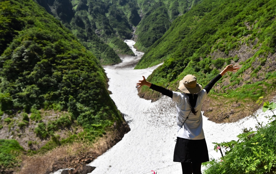 魚沼市　中荒沢の「万年雪」(1)