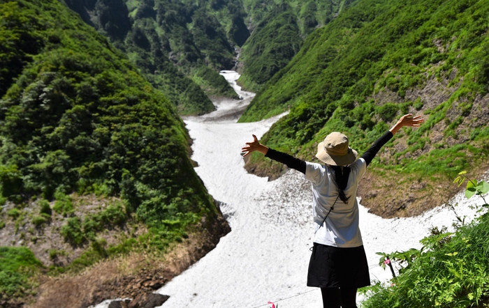 魚沼市 中荒沢の「万年雪」(1)