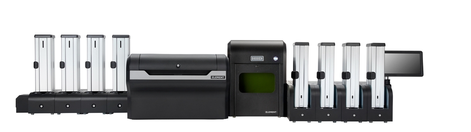 HID ELEMENT本体(中央左)、レーザー刻印機(中央右)およびカードホッパ4組(両脇)