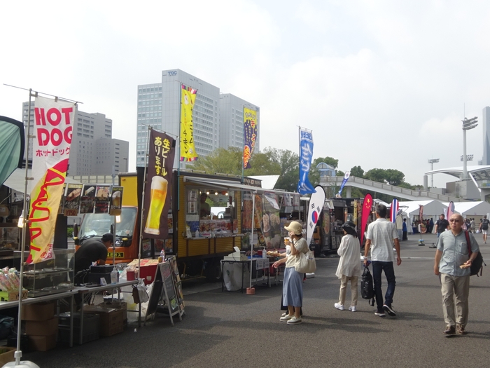 キッチンカー飲食販売の様子