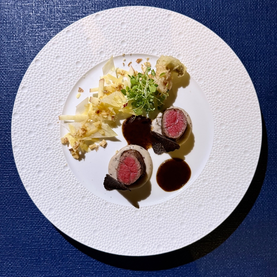 鳥取和牛オレイン55ロース肉のロースト　黒コショウ風味の赤ワインソース　海老芋のピューレ　大黒しめじのベーニエ　紅玉とアンディーヴコンテチーズ　クルミのサラダと一緒に