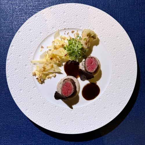 鳥取和牛オレイン55ロース肉のロースト　黒コショウ風味の赤ワインソース　海老芋のピューレ　大黒しめじのベーニエ　紅玉とアンディーヴコンテチーズ　クルミのサラダと一緒に