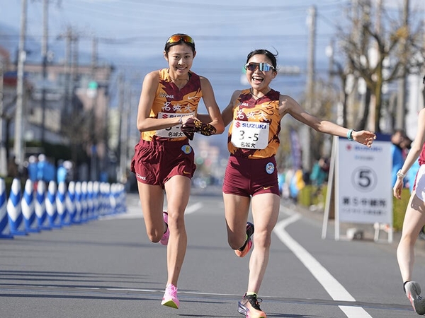 5区 細見選手から6区 山田選手への襷リレー