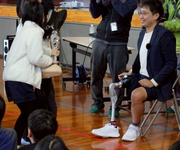 義足の重さ体験の様子　