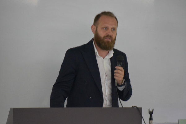 発表するキリンスカス准教授