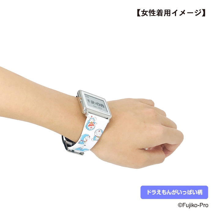 デジタル腕時計 女性着用イメージ