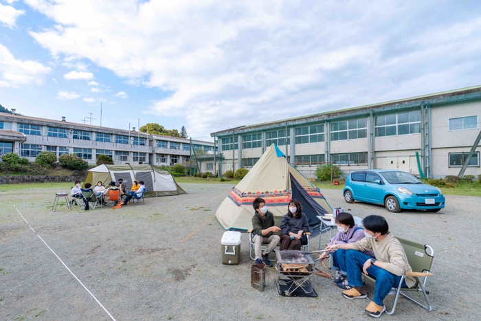 校庭でキャンプ(イメージ)