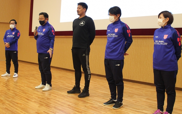 理大ＦＣのスタッフ。（左から）秦監督、林恒宏・理大コーチ、森前健・附属高監督、久永啓・理大コーチ、大山香織・理大職員