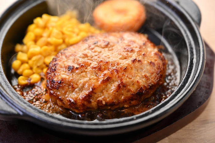 人気のファイヤーバーグ(150g)羽釜ごはん&みそ汁付き 640円(税込)~