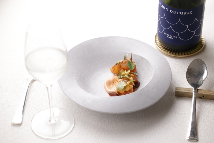 前菜:山梨産富士の介のグラブラックス 雲丹 サフラン風味のジュレ