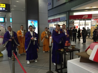 京都・醍醐寺 五大力尊仁王会をＰＲ ２月１１日（土・祝）から京橋駅に「餅上げ力奉納」用 と同サイズの大鏡餅が登場！ 大阪で唯一の展示！