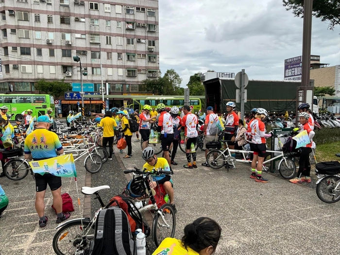 タンデム走行前の準備中