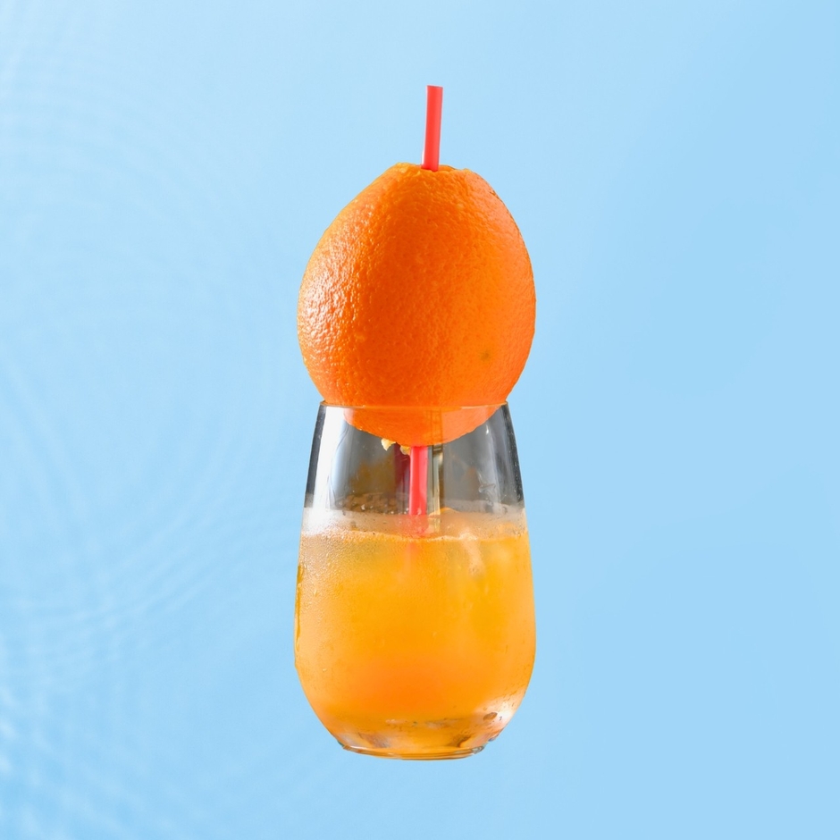 ウォッカとカジュッタオレンジが自然に溶け合い、シンプルながらも極上のフレッシュさと自然な風味を追求した贅沢な一杯