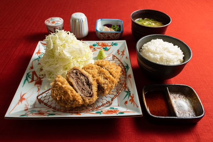 重ね丑かつセット（ご飯、味噌汁、キャベツ付）。だし醤油とわさびで頂きます。