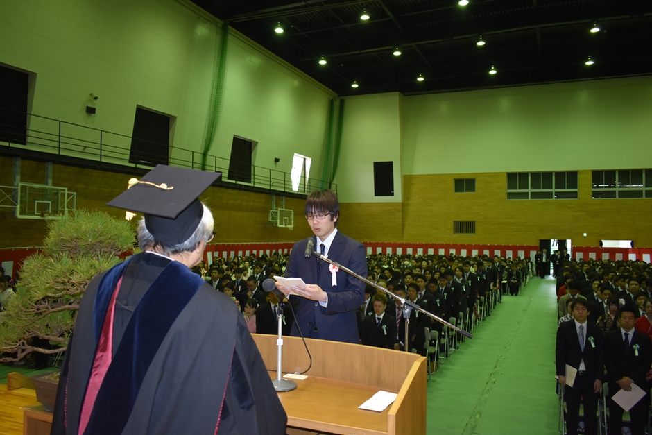 謝辞を述べる卒業生代表の新井直也さん