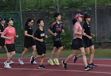 【名城大学】全国大会に出場する名古屋聾学校の陸上部員が本学女子駅伝部と練習