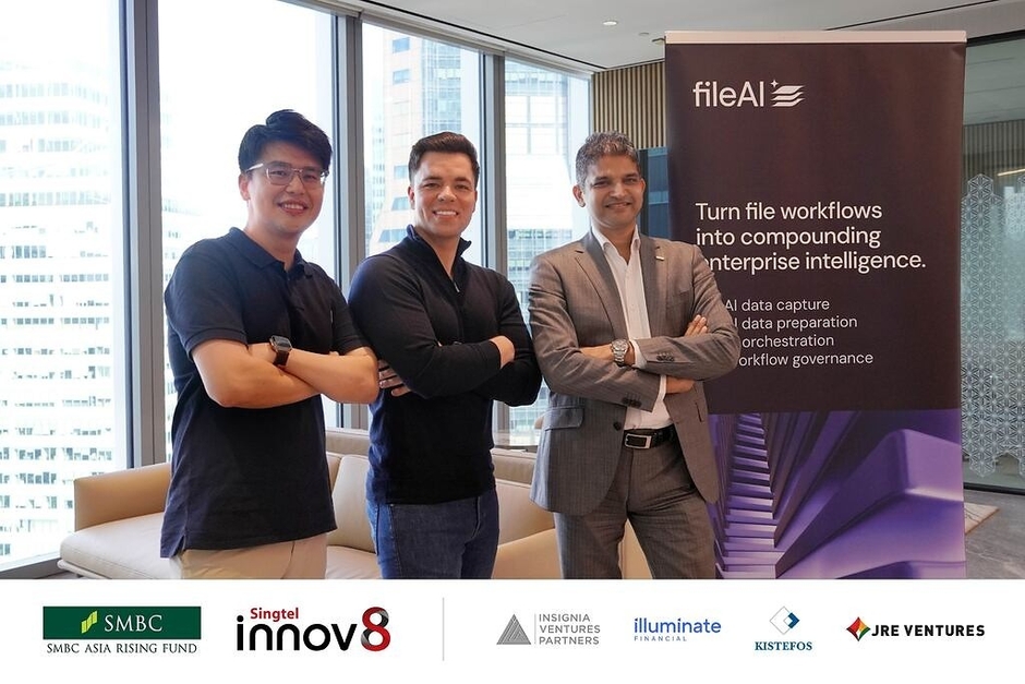 (左から)Alex Neo(Singtel Innov8 投資部門ディレクター)、Christian Schneider(fileAI CEO)、Mayoran Rajendra(SMBC AIトランスフォーメーション部門マネージング・ディレクター)