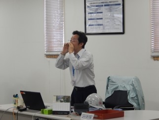 地震発生のアナウンスと同時に「机の下へ!」と篠原秀士取締役が大声で避難指示