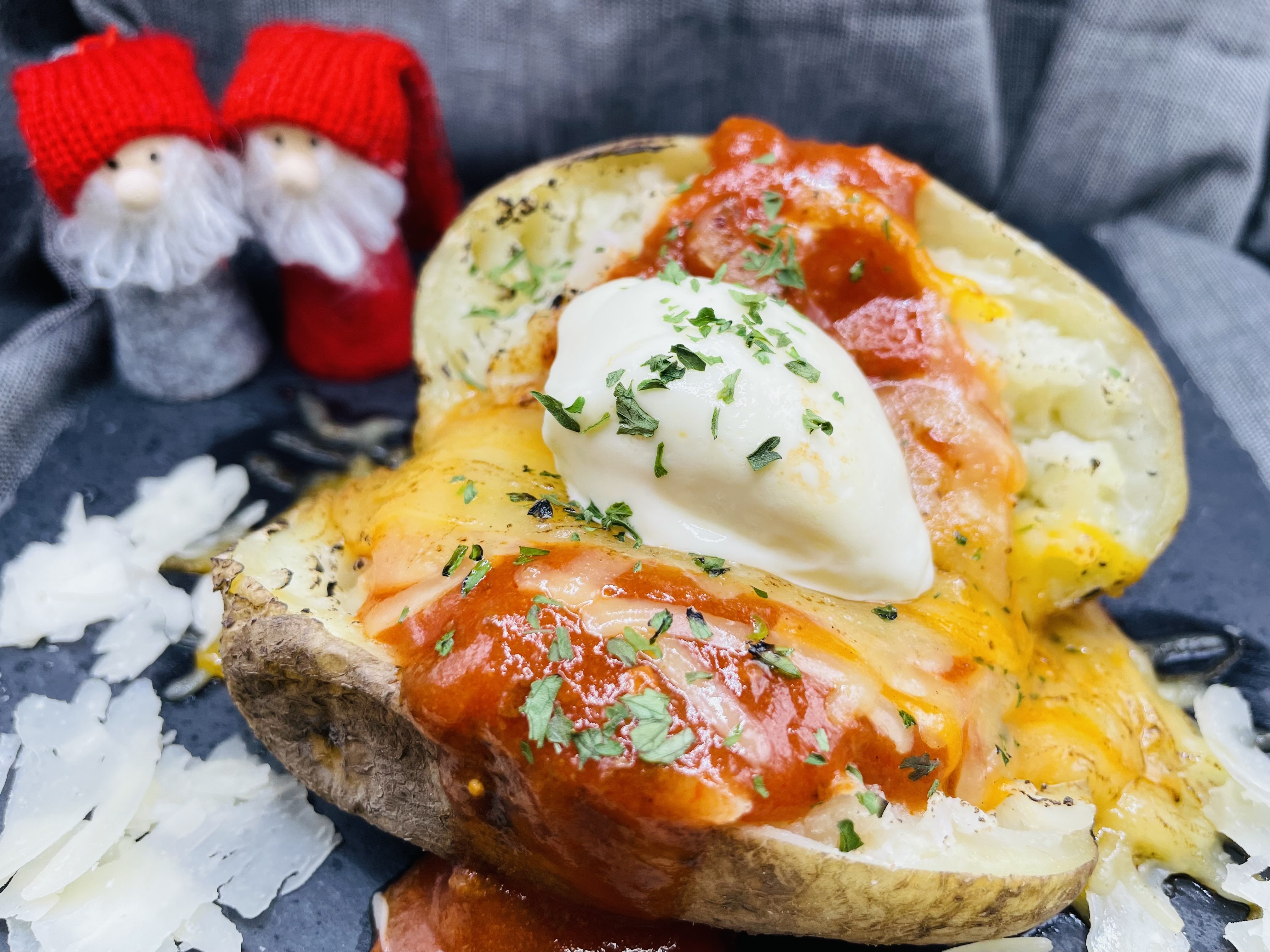 ジャケットポテトwithサワークリーム 溢れるクリスマスチーズ掛け