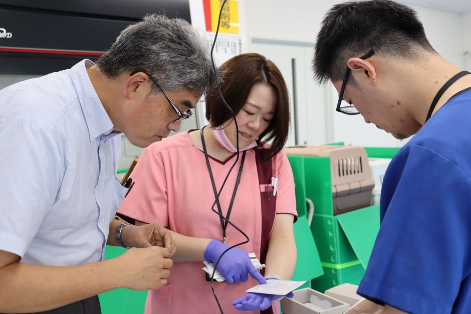 「まきよるOne」を使ったデバイスを相談する(左から)赤木教授、佐伯准教授、宮部真裕・獣医保健看護学科助教