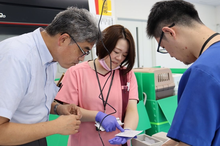 「まきよるOne」を使ったデバイスを相談する(左から)赤木教授、佐伯准教授、宮部真裕・獣医保健看護学科助教