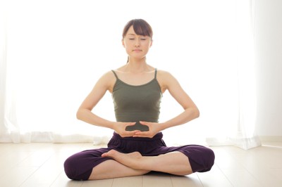 禅を実行する女性