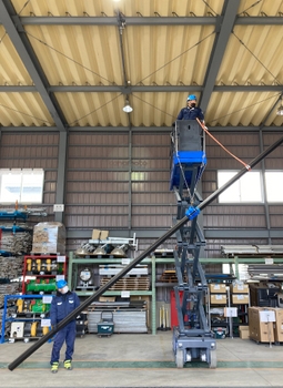 写真2:角パイプの建て起こし状況