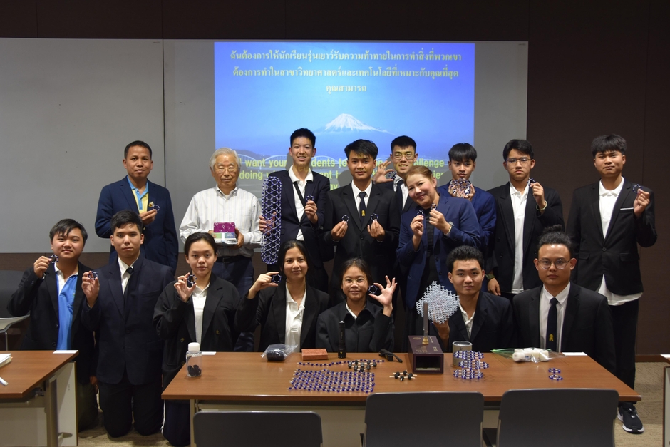 来日した学生らと記念撮影